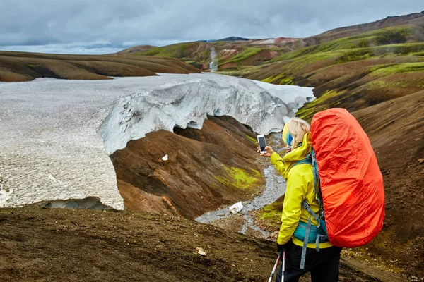 Οδοιπόρος στα βουνά, Ισλανδία — Φωτογραφία Αρχείου
