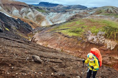 uzun yürüyüşe çıkan kimse dağlarda, İzlanda