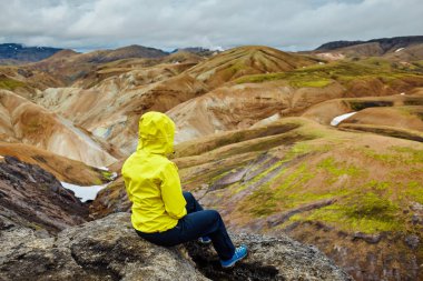 uzun yürüyüşe çıkan kimse dağlarda, İzlanda