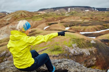 uzun yürüyüşe çıkan kimse dağlarda, İzlanda