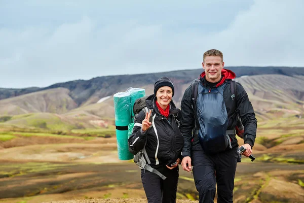 几个徒步旅行者在山中，冰岛 — 图库照片