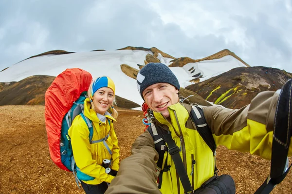Randonneurs en couple dans les montagnes, Islande — Photo