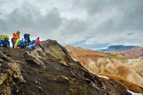 Туристы в горах, Исландия — стоковое фото