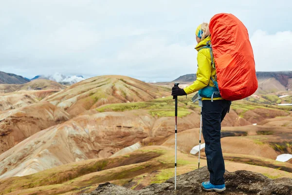 Excursionista en las montañas, Islandia — Foto de Stock
