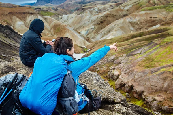Pareja de excursionistas en las montañas, Islandia — Foto de Stock