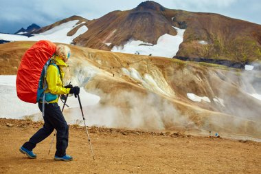 uzun yürüyüşe çıkan kimse dağlarda, İzlanda