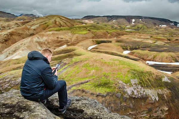 Excursionista en las montañas, Islandia — Foto de Stock