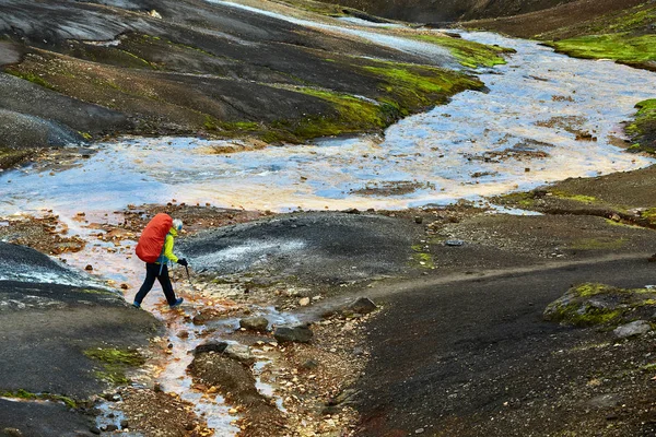 Escursionista passa attraverso torrente, trekking in Islanda — Foto Stock