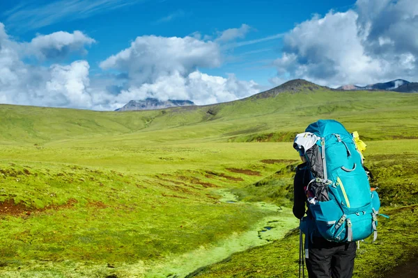 Randonneuse dans les montagnes, Islande — Photo