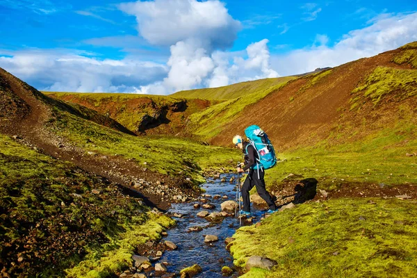 Turista projde přes potok, trekking v Islandu — Stock fotografie