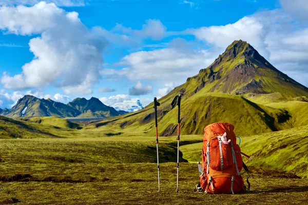 Mochila y Trekking Polos en las montañas, Islandia —  Fotos de Stock
