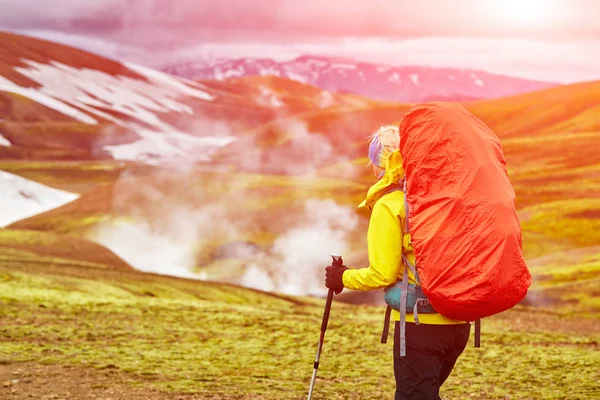 Randonneur dans les montagnes, Islande — Photo