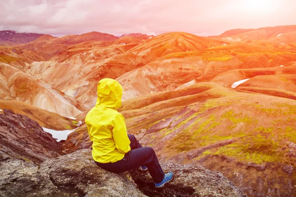 Turysta w górach, Islandia — Zdjęcie stockowe