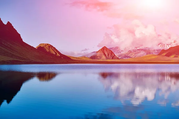 Pobřeží jezera s mountain reflexe, Island — Stock fotografie