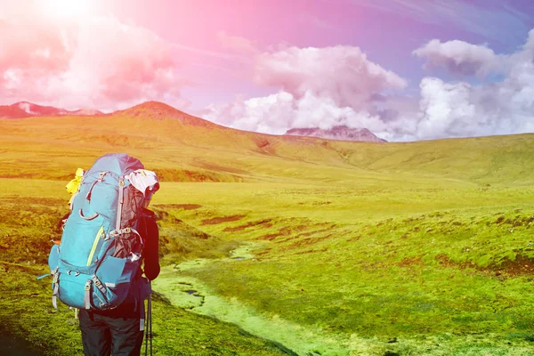 Excursionista femenina en las montañas, Islandia — Foto de Stock