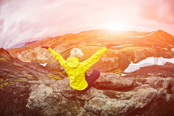 Excursionista en las montañas, Islandia — Foto de Stock