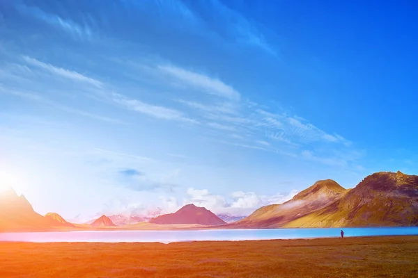 Côte du lac avec reflet de montagne, Islande — Photo