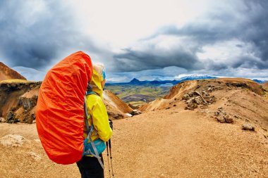 uzun yürüyüşe çıkan kimse dağlarda, İzlanda