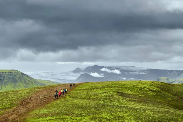산을 걷는 자들 이며 — 스톡 사진