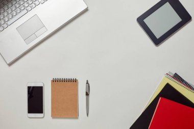 Dizüstü bilgisayar ile yaratıcı ofis parlak masaları