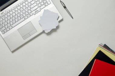 Dizüstü bilgisayar ile yaratıcı ofis parlak masaları