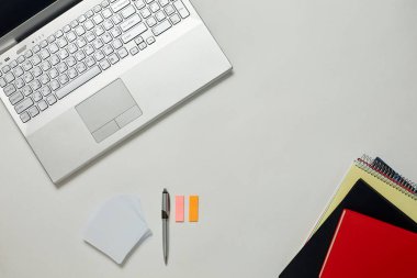 Dizüstü bilgisayar ile yaratıcı ofis parlak masaları