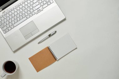 Dizüstü bilgisayar ile yaratıcı ofis parlak masaları