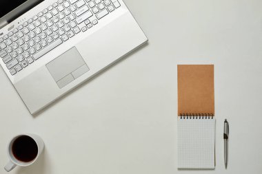 Dizüstü bilgisayar ile yaratıcı ofis parlak masaları