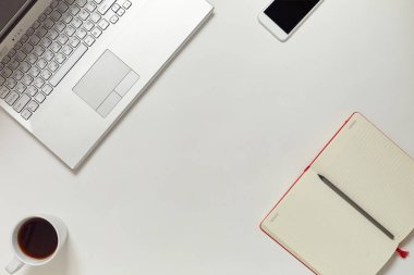 Dizüstü bilgisayar ile yaratıcı ofis parlak masaları