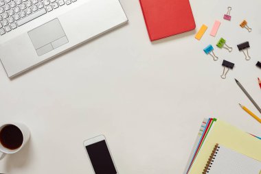 Dizüstü bilgisayar ile yaratıcı ofis parlak masaları