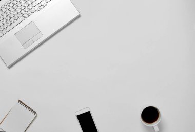 Dizüstü bilgisayar ile yaratıcı ofis parlak masaları