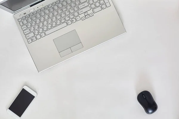 Mesa brillante de oficina creativa con computadora portátil — Foto de Stock