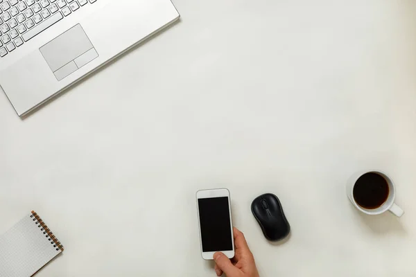 Mesa brillante de oficina creativa con computadora portátil — Foto de Stock