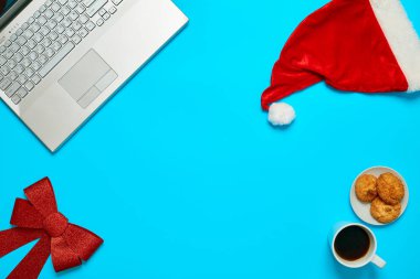 Mavi Danışma dizüstü bilgisayar ile öğeleri office kahve ve Santa Kupası