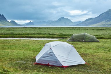 İzlanda da trekking. dağ gölü yakınında çadır kamp