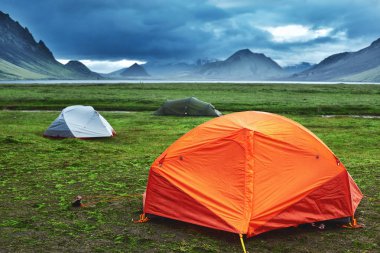 İzlanda da trekking. dağ gölü yakınında çadır kamp