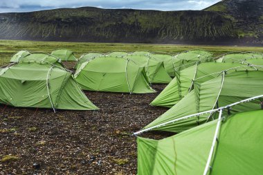 İzlanda da trekking. dağ gölü yakınında çadır kamp