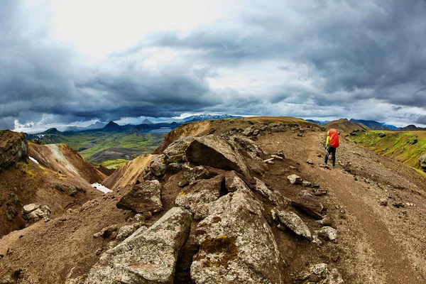 Excursionista en las montañas, Islandia —  Fotos de Stock