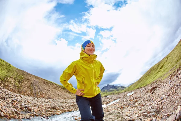 Femme heureuse dans les montagnes, Islande — Photo