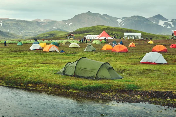 Trekking v Islandu. kempování s stanech nedaleko horské jezero — Stock fotografie