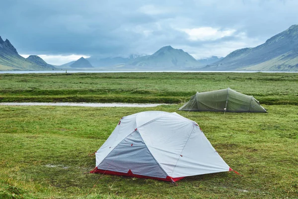 アイスランドのトレッキング。山の湖近くにテント キャンプ — ストック写真