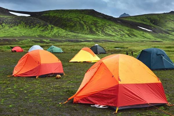 Trekking v Islandu. kempování s stanech nedaleko horské jezero — Stock fotografie