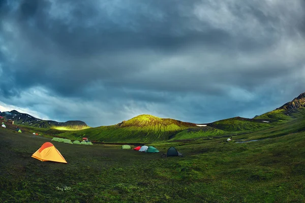 Izland trekking. kemping sátor hegyi tó közelében — Stock Fotó