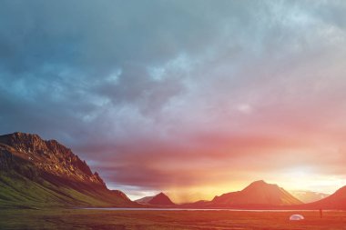 İzlanda da trekking. dağ gölü yakınında çadır kamp