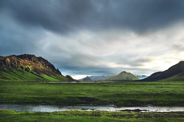 Vandring på Island. Camping med tält nära mountain lake — Stockfoto