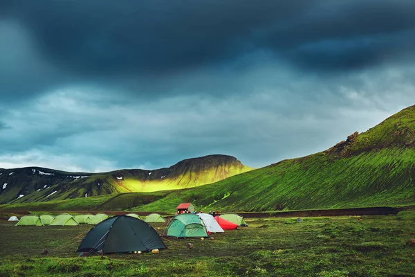 Trekking in Iceland. camping with tents near mountain lake — Stock Photo, Image