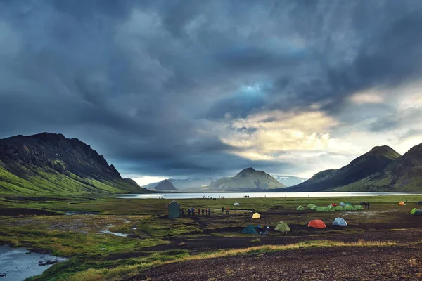 Vandring på Island. Camping med tält nära mountain lake — Stockfoto