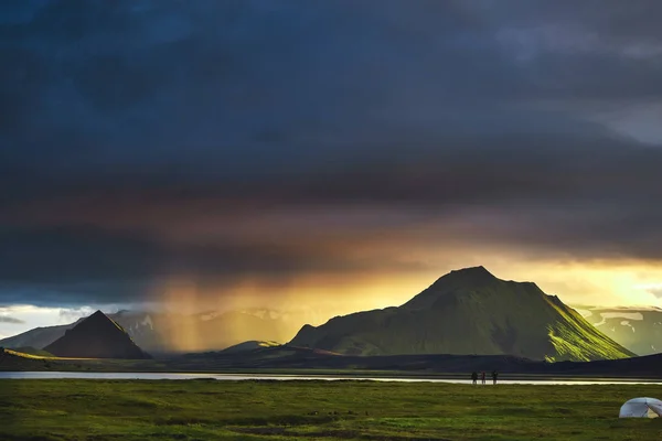 Vandring på Island. Camping med tält nära mountain lake — Stockfoto