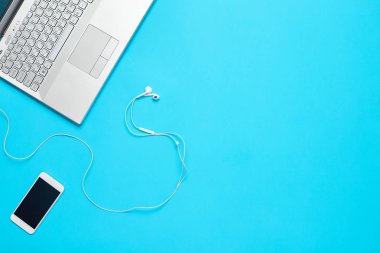 Dizüstü bilgisayar ile yaratıcı ofis parlak masaları