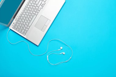 Dizüstü bilgisayar ile yaratıcı ofis parlak masaları